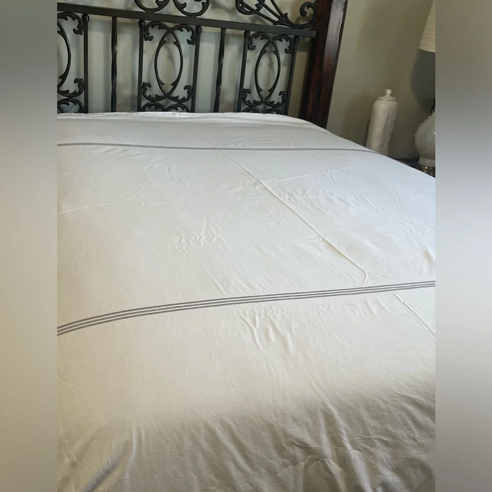 POTTERY BARN KING SIZE GRAND ORGANIC PERCALE DUVET COVER AND SHAMS, WHITE/SILVER